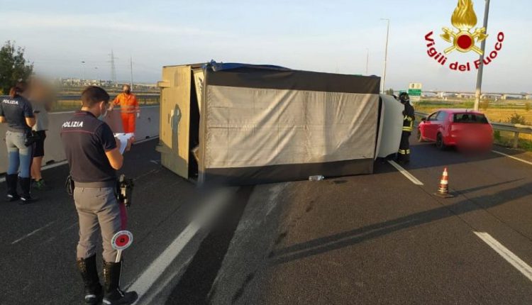 Incidente Sulla Fi Pi Li Si Ribalta Un Furgone